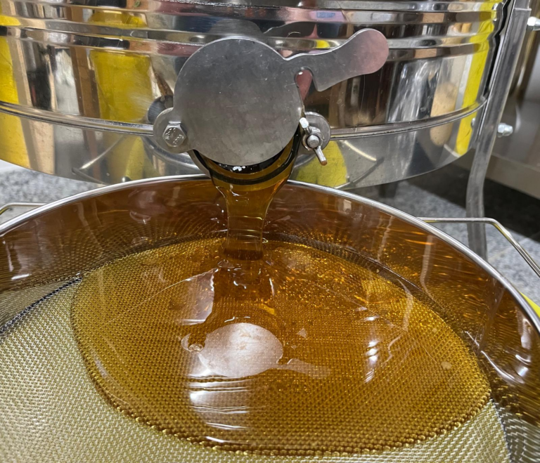 Honig der aus der Schleuder läuft.